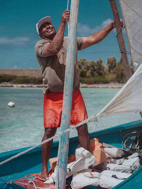 Rodrigues-Ile-aux-chat-excursion vous aurez l’occasion d’escalader le plus haut sommet de l’ile pour admirer le paysage colores du lagon sud de l’ile Rodrigues; un lagon couleur émeraude qui scintille, des bateaux de pêcheurs qui vogue au loin et les kiters glissant au large avec leur voiles bleues , jaunes , rouges ou blanches qui tourbillonnent dans le ciel